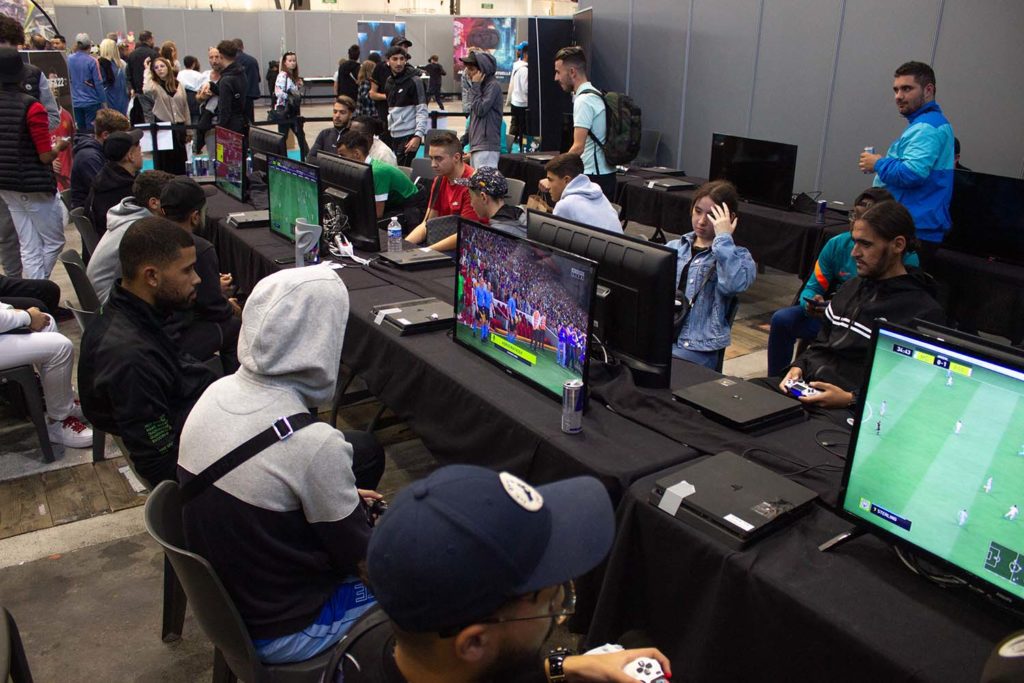 Compétiteurs en tournoi fifa esport lors de la foire de marseille