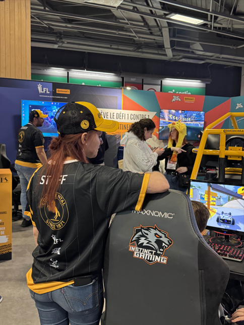Membre du staff stand Continental Paris Games Week 2024